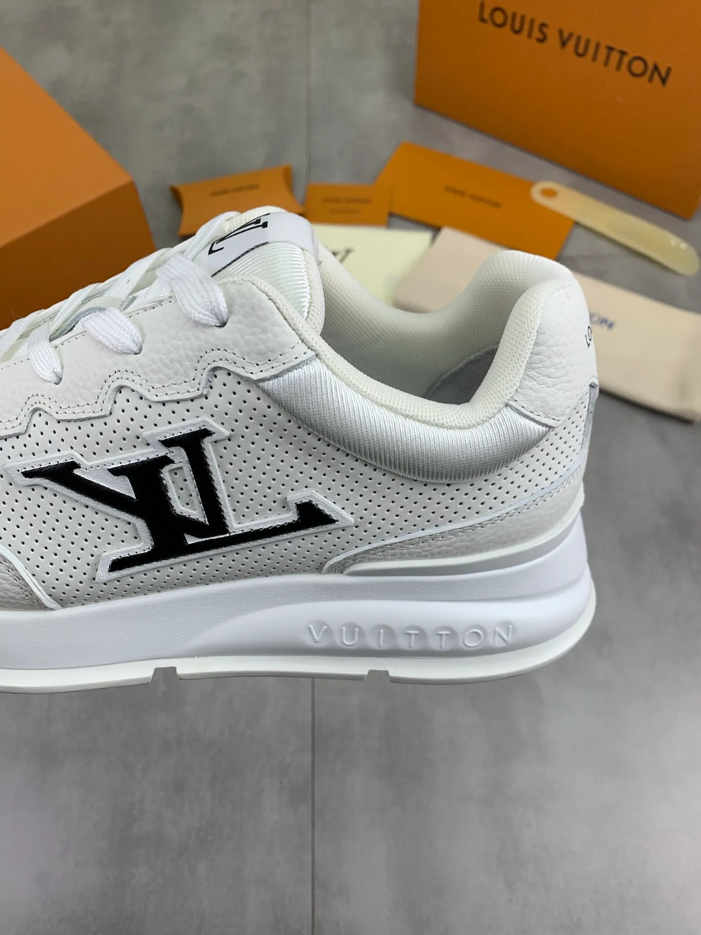 Factory price P700 💶 Top version [LOUIS VUITTON] Couple 🧑‍🤝‍🧑 Craftsman style Counter series (original order) New style 🍀LV Louis Vuitton - top version LV classic high-top trendy shoes! Made of imported original craft calfskin, original breathable lining, and original wear-resistant, lightweight, high-end TPU outsole! High quality products! 3️⃣ colors available, code numbers: female 35-39, male 39-44 (female 40, male 45 46 customized)